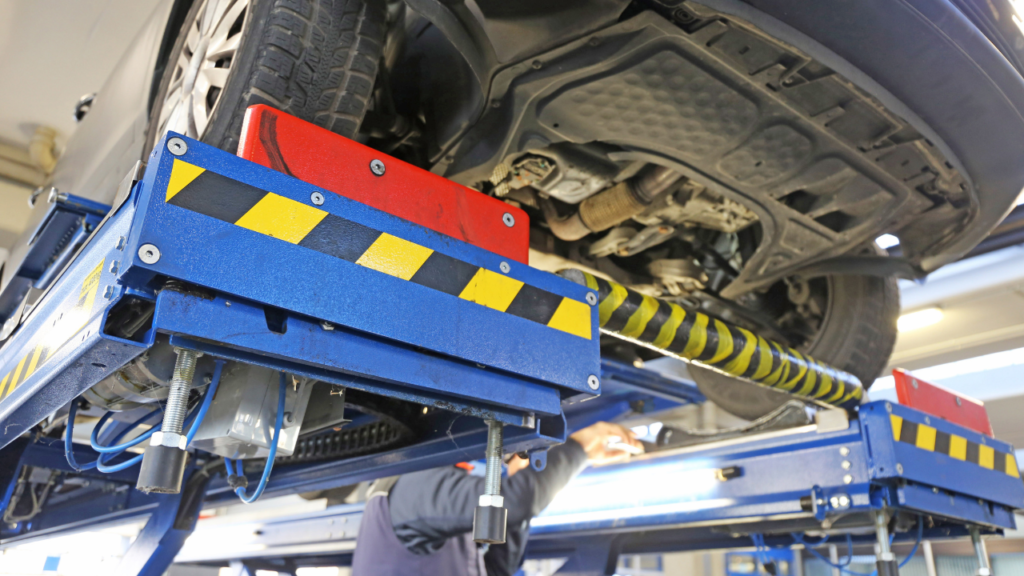 nowoczesny warsztat samochodowy autofix w częstochowie z autem na podnośniku nowoczesny warsztat samochodowy autofix w częstochowie z autem na podnośniku