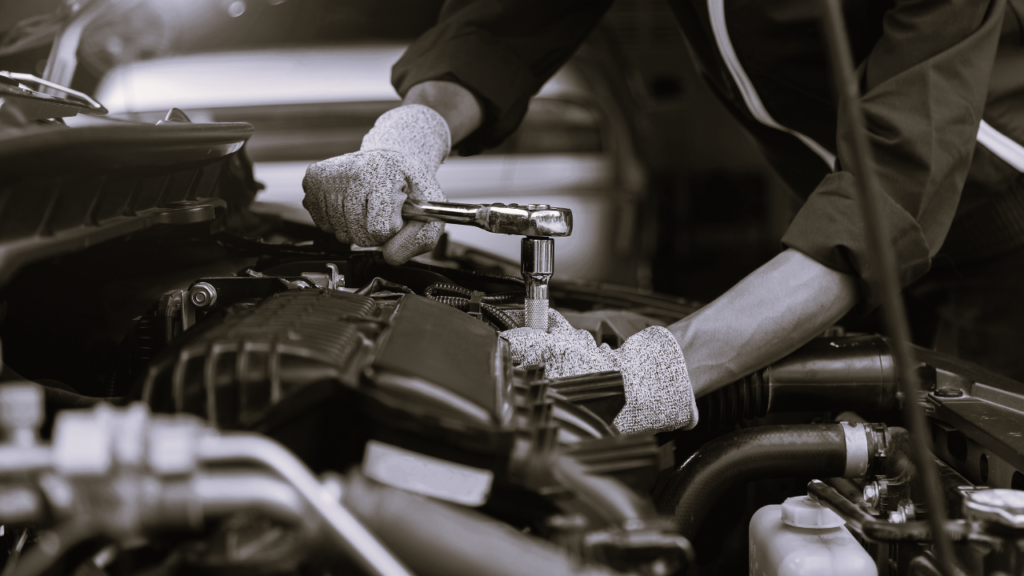 zbliżenie na dłonie mechanika pracującego przy elementach silnika zbliżenie na dłonie mechanika pracującego przy elementach silnika