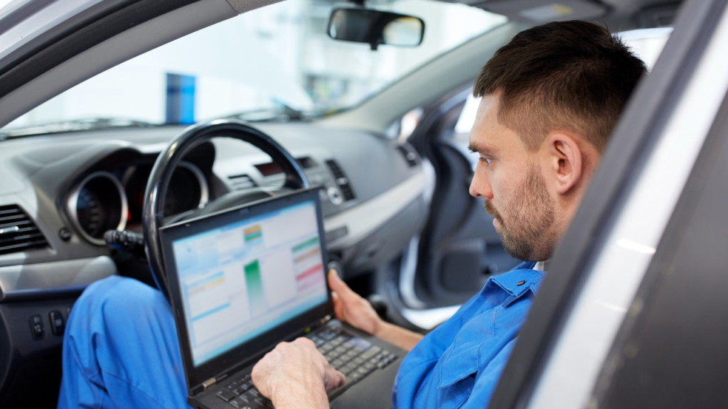 precyzyjna naprawa silnika benzynowego przez doświadczonego mechanika.