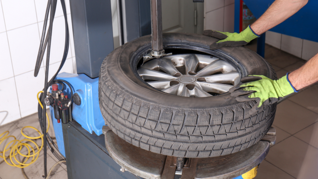 profesjonalne wyważanie kół aluminiowych na maszynie.
